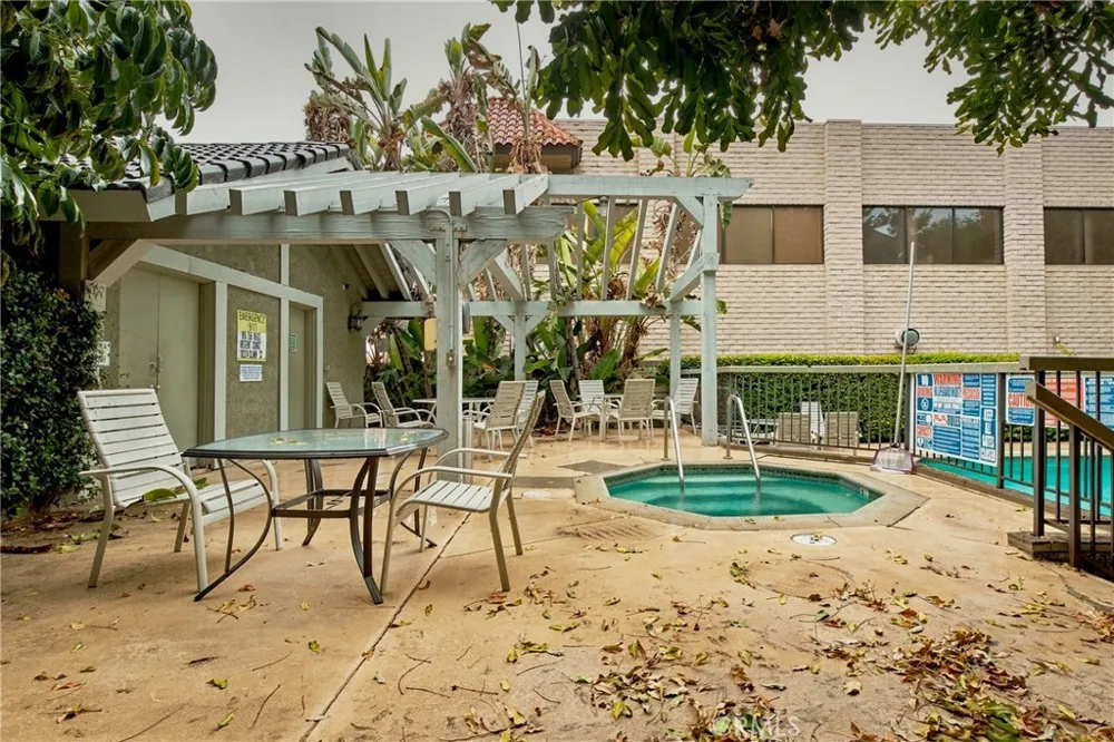 18324 Clark #110 Tarzana, CA 91356