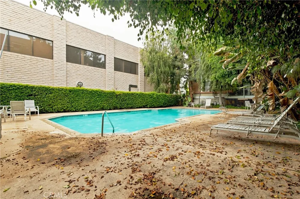 18324 Clark #110 Tarzana, CA 91356