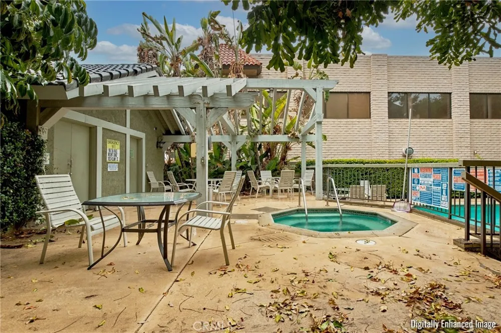 18324 Clark #110 Tarzana, CA 91356
