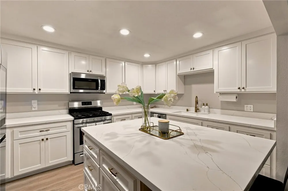 18324 Clark #110 Tarzana, CA 91356