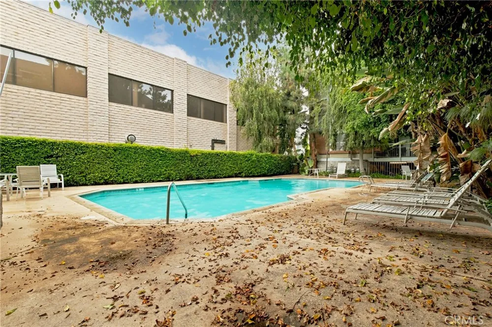18324 Clark #110 Tarzana, CA 91356