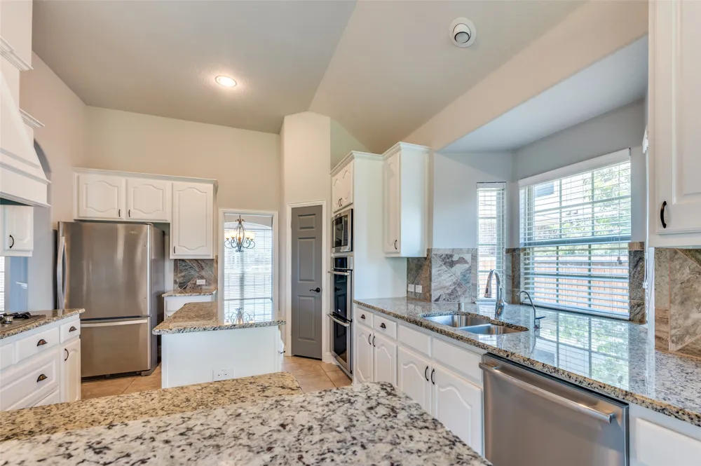 2812 Pino Grand Prairie, TX 75054