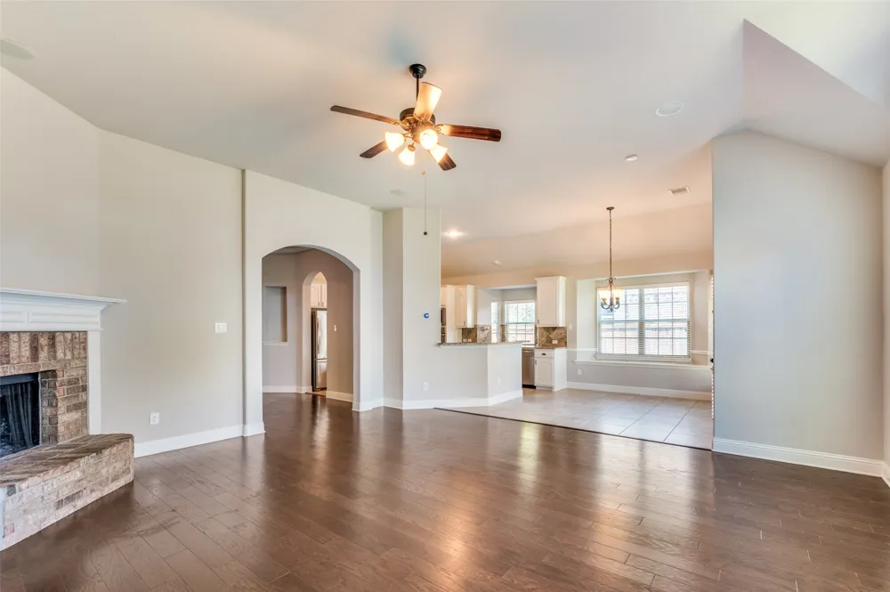 2812 Pino Grand Prairie, TX 75054