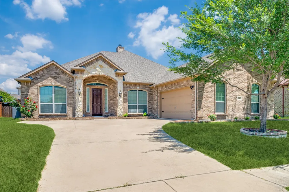 2812 Pino Grand Prairie, TX 75054