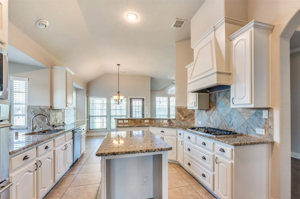 2812 Pino Grand Prairie, TX 75054