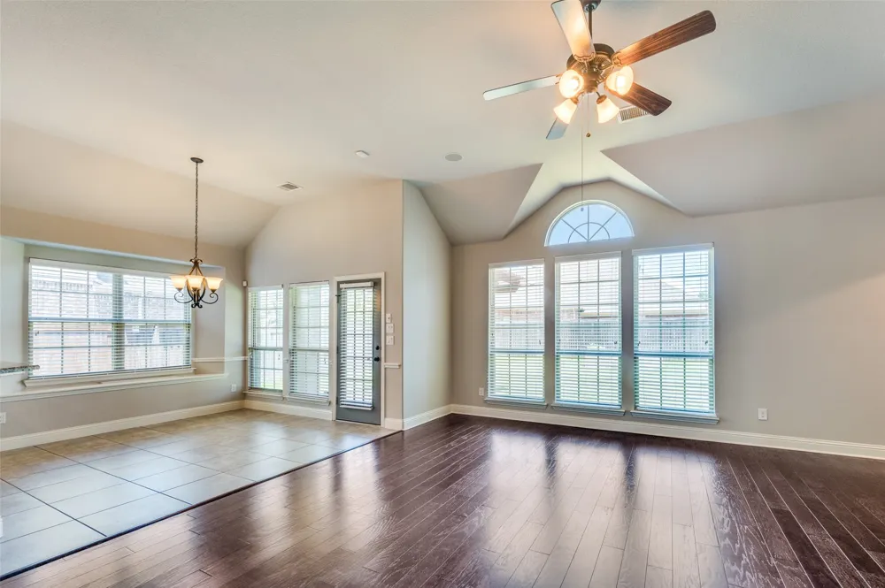 2812 Pino Grand Prairie, TX 75054
