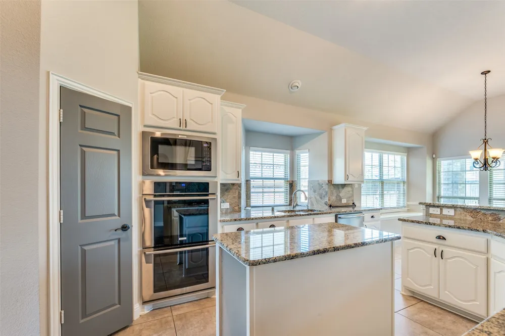 2812 Pino Grand Prairie, TX 75054