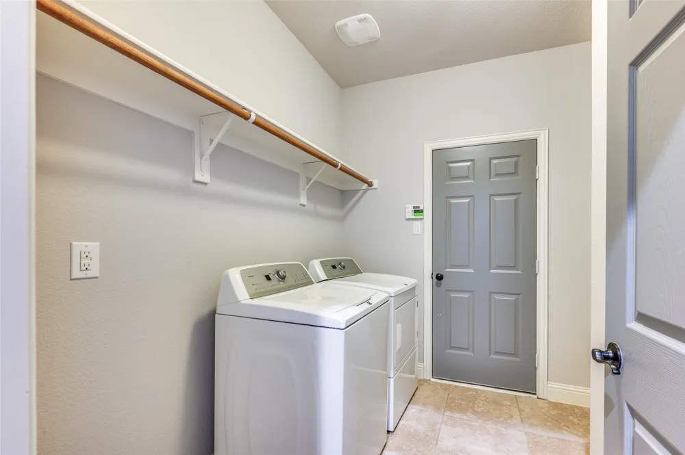 2812 Pino Grand Prairie, TX 75054
