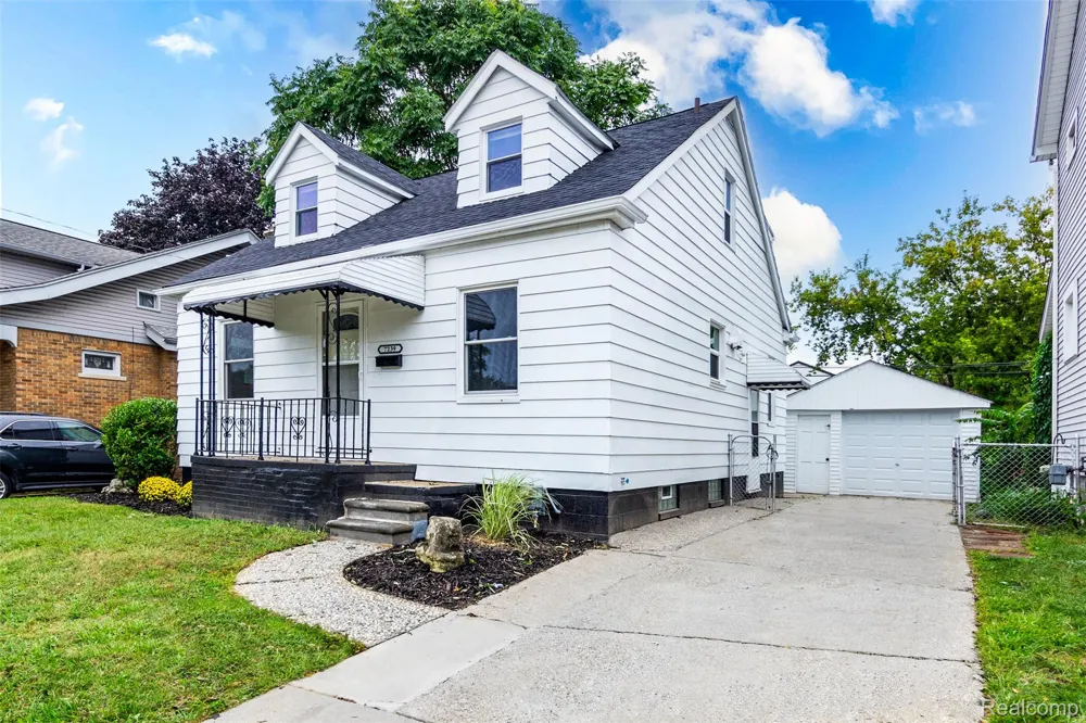 7239 Gronow Center Line City, MI 48015