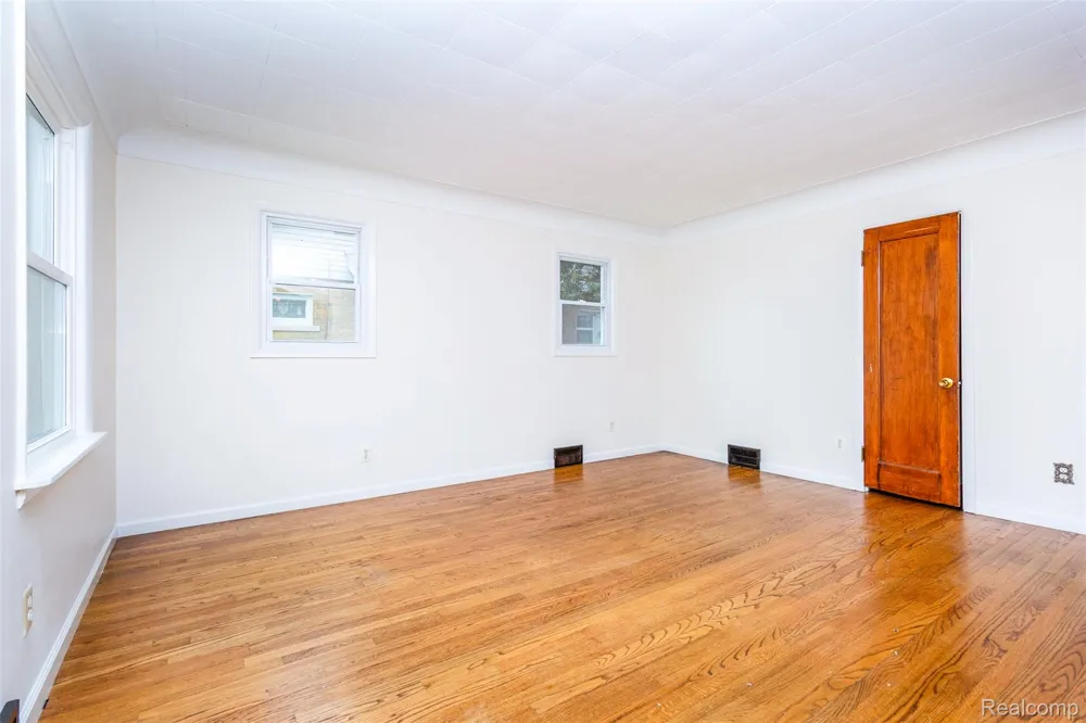 7239 Gronow Center Line City, MI 48015