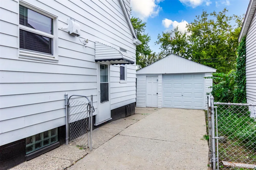 7239 Gronow Center Line City, MI 48015