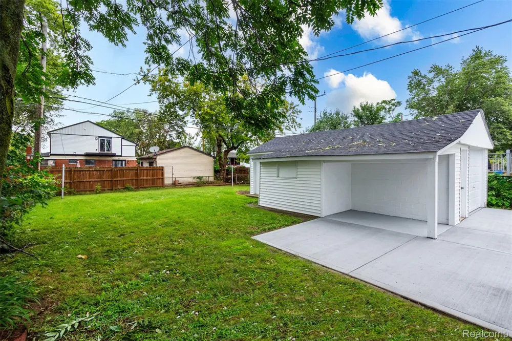 7239 Gronow Center Line City, MI 48015