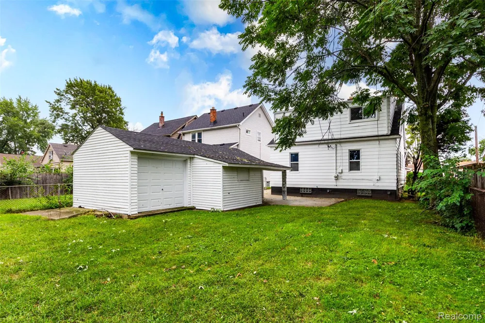 7239 Gronow Center Line City, MI 48015