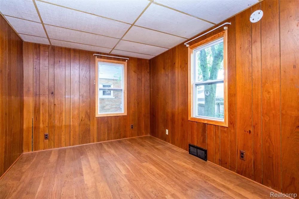 7239 Gronow Center Line City, MI 48015