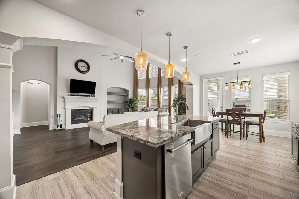1907 Sapphire Pines Lane Rosenberg, TX 77469