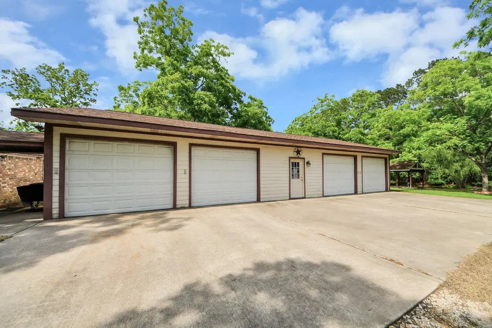 585 County Road 3796 Cleveland, TX 77328