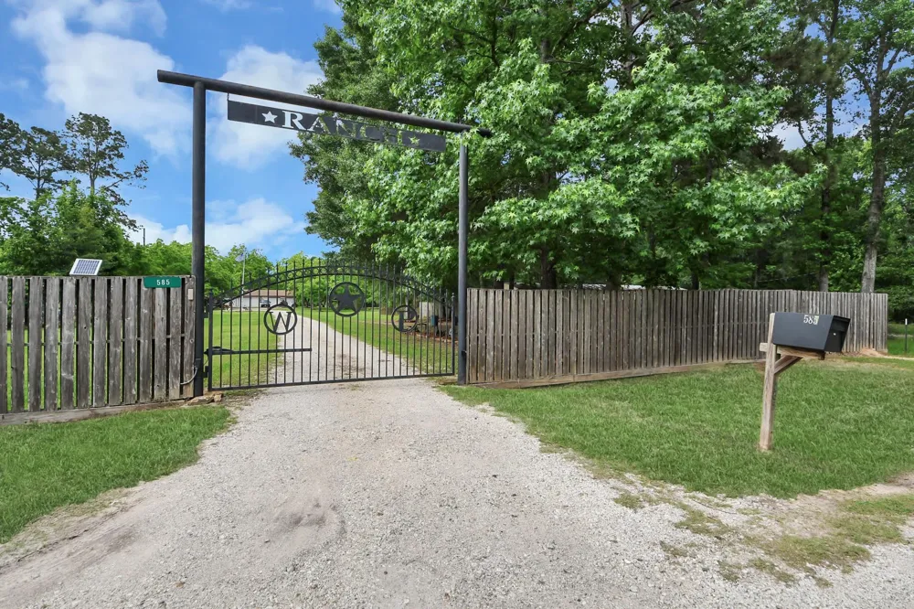 585 County Road 3796 Cleveland, TX 77328