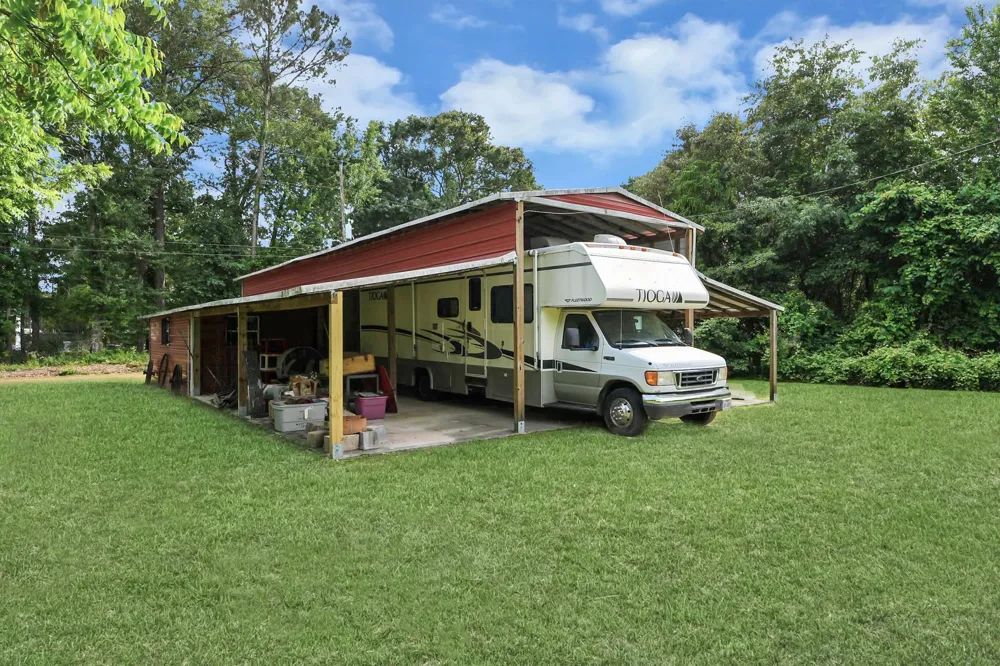 585 County Road 3796 Cleveland, TX 77328