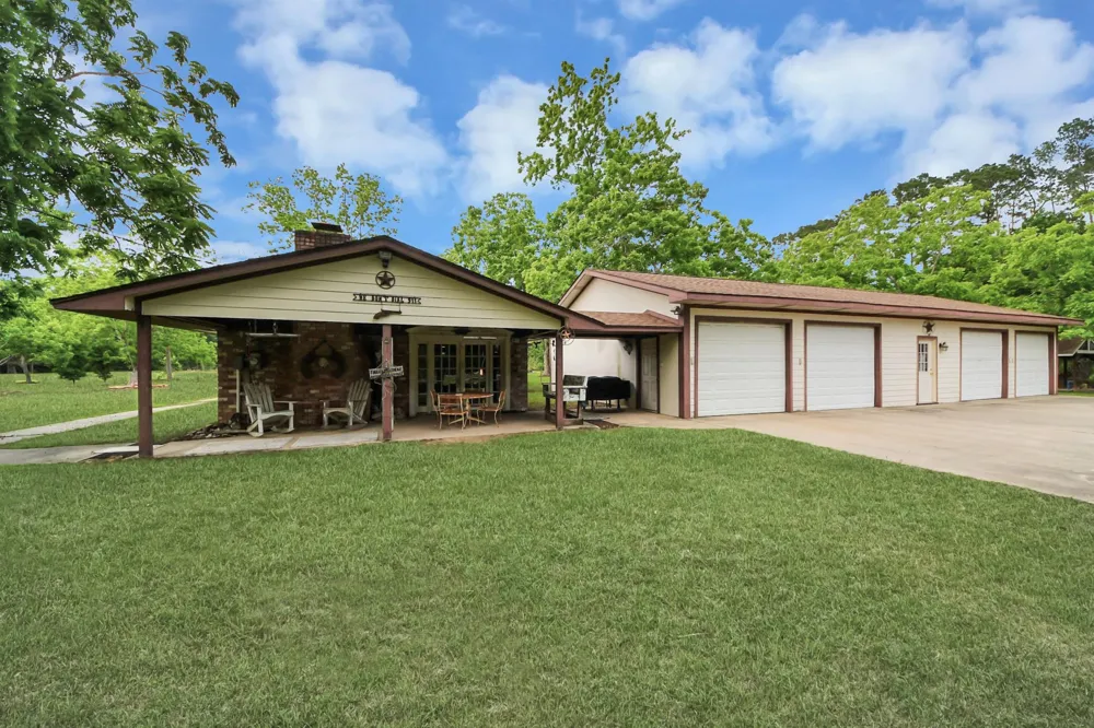 585 County Road 3796 Cleveland, TX 77328