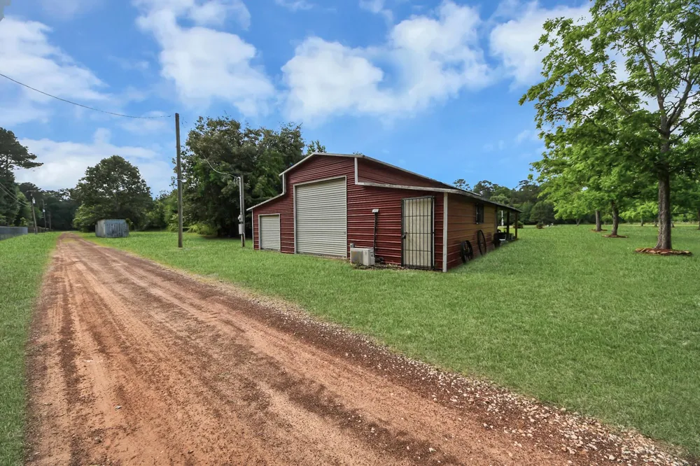 585 County Road 3796 Cleveland, TX 77328
