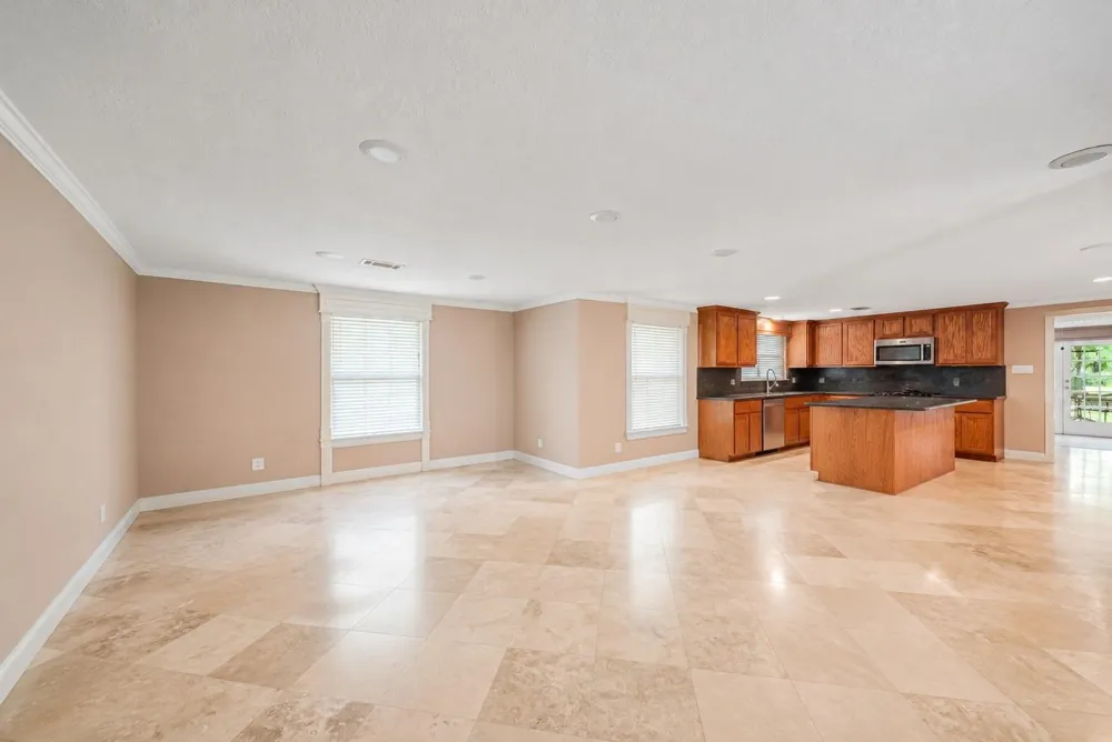 585 County Road 3796 Cleveland, TX 77328