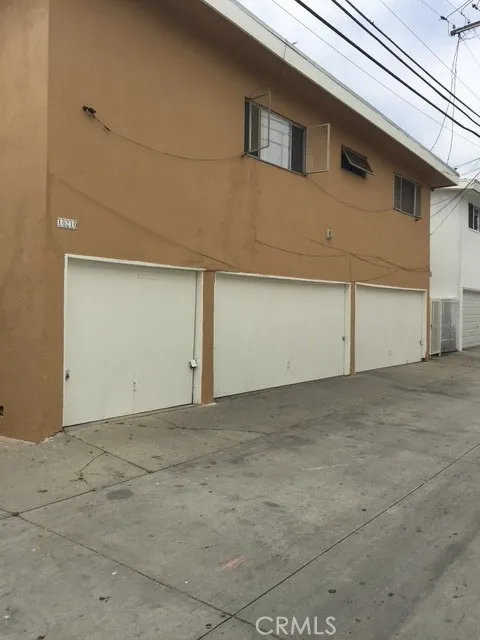 10210 S 10th Inglewood, CA 90303