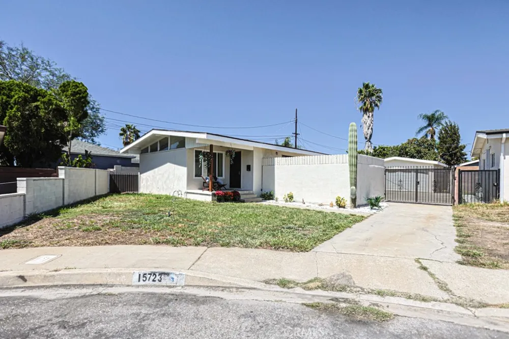 15723 Bonsallo Gardena, CA 90247