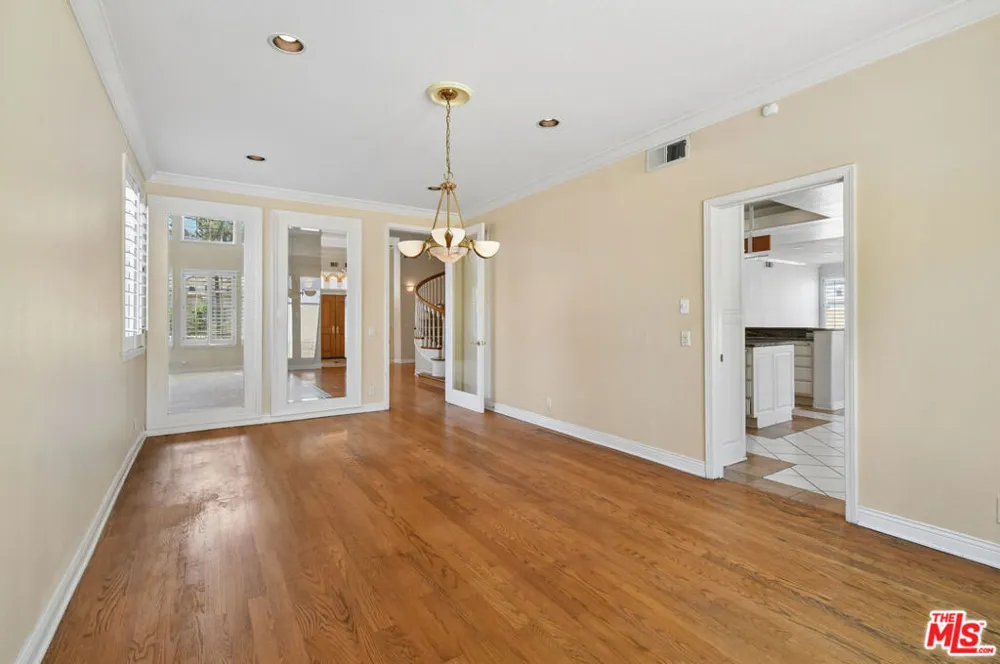 4942 Densmore Avenue Los Angeles, CA 91436