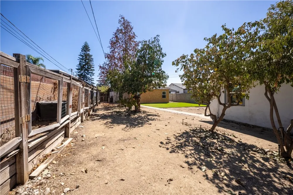 939 Orange Azusa, CA 91702