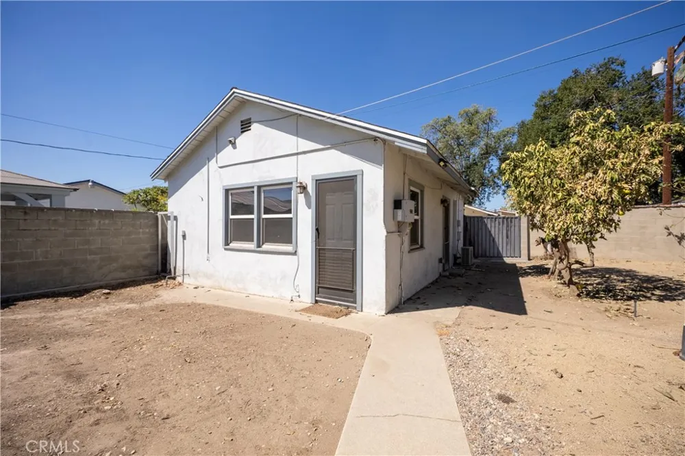 939 Orange Azusa, CA 91702