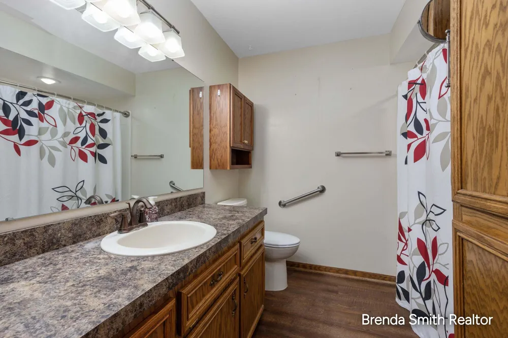 2917 Parkside Drive Jenison, MI 49428