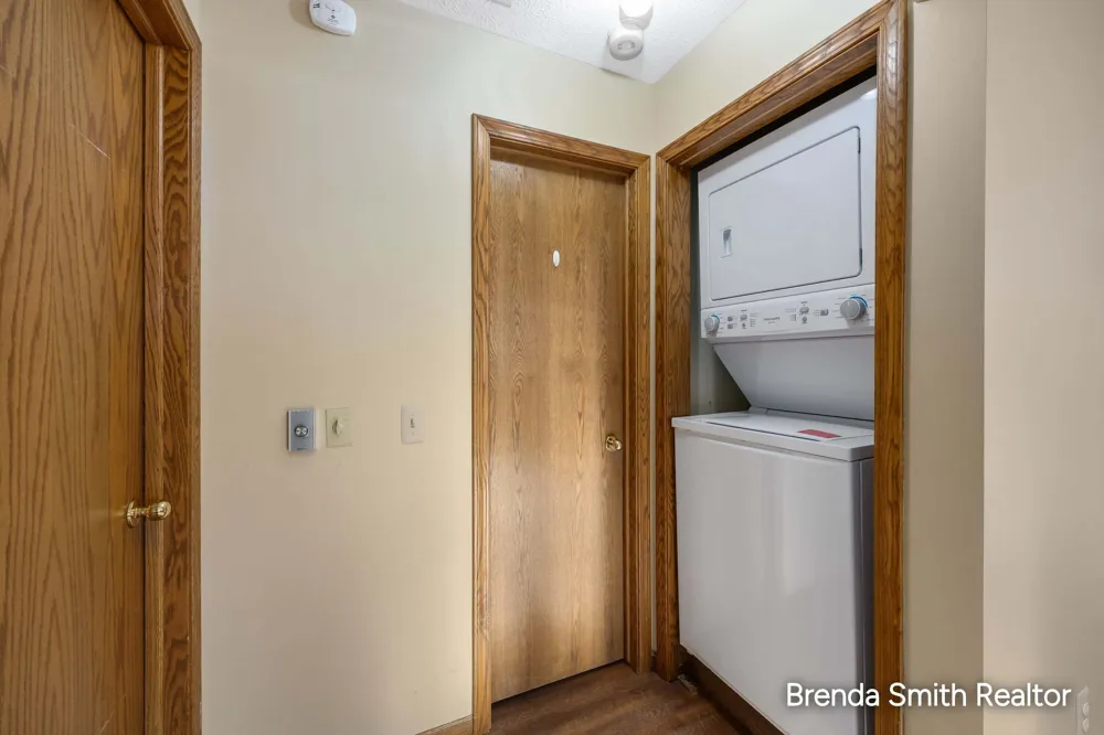 2917 Parkside Drive Jenison, MI 49428