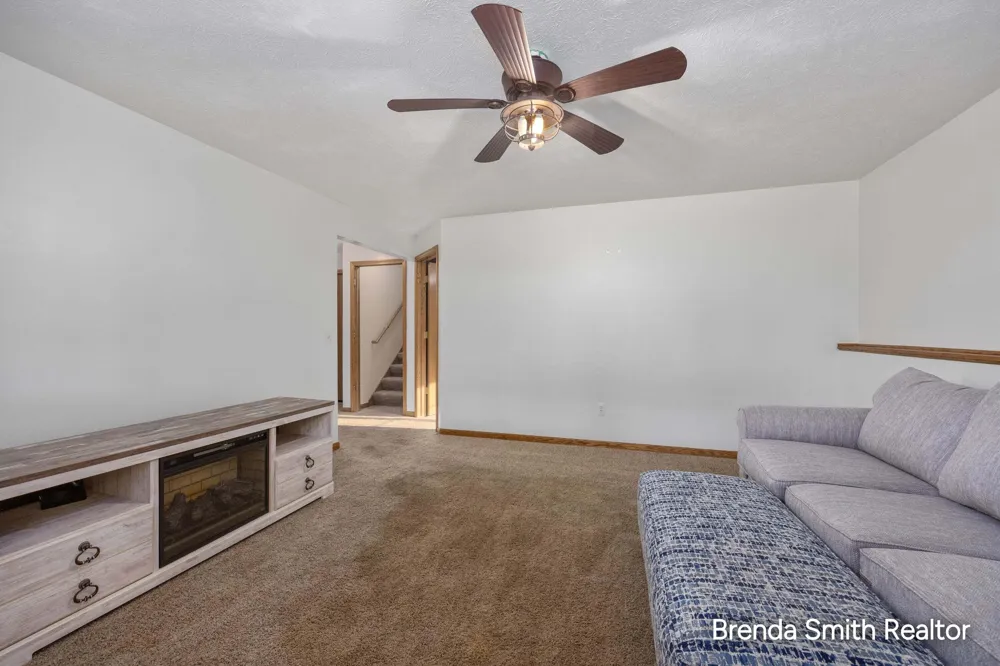 2917 Parkside Drive Jenison, MI 49428