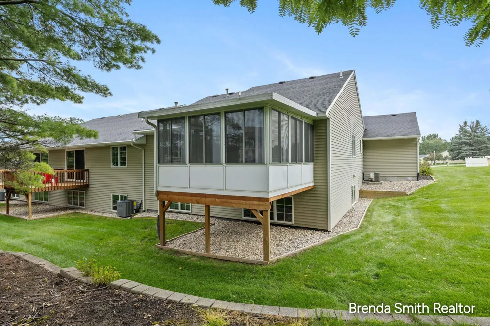 2917 Parkside Drive Jenison, MI 49428