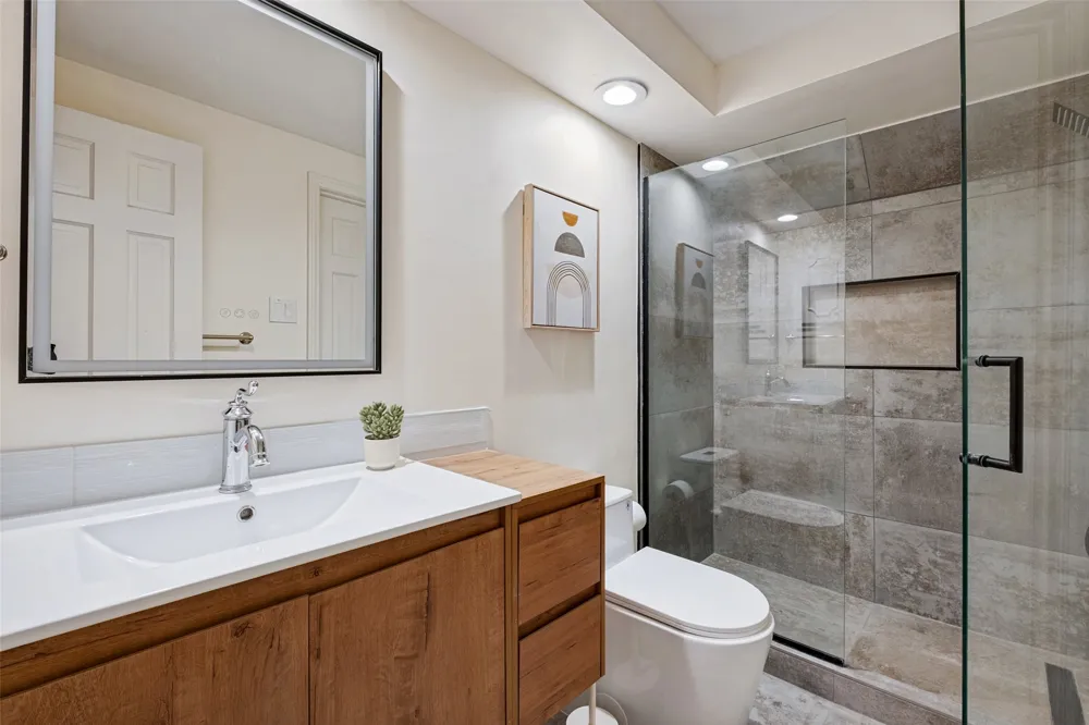 7142 Lakehurst Avenue Dallas, TX 75230