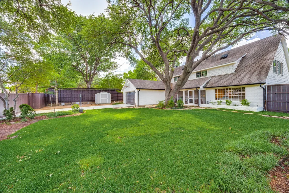 7142 Lakehurst Avenue Dallas, TX 75230
