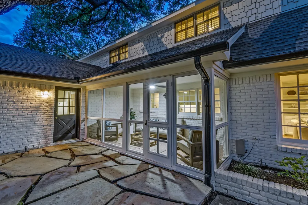 7142 Lakehurst Avenue Dallas, TX 75230