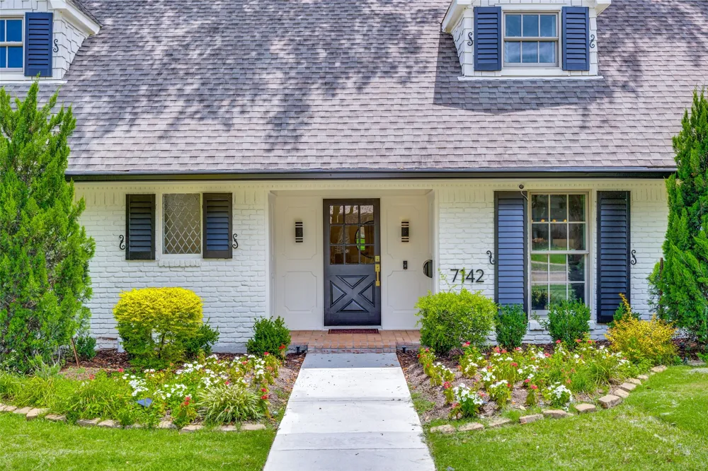 7142 Lakehurst Avenue Dallas, TX 75230