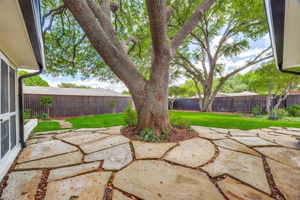 7142 Lakehurst Avenue Dallas, TX 75230