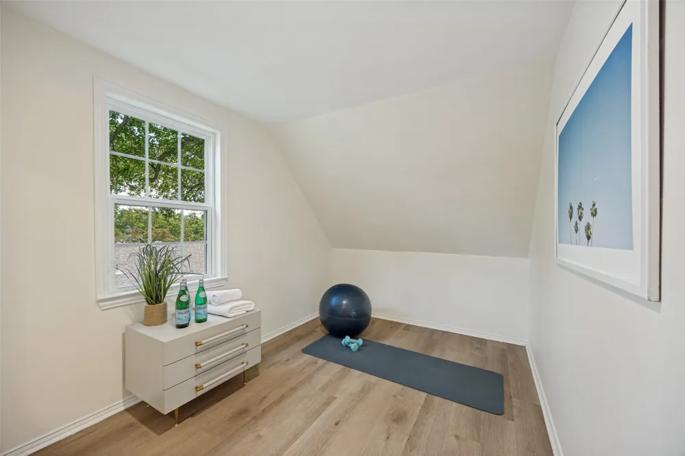 7142 Lakehurst Avenue Dallas, TX 75230