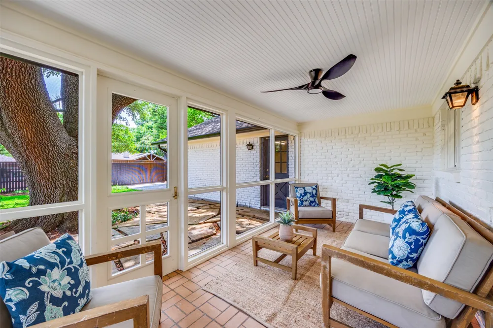 7142 Lakehurst Avenue Dallas, TX 75230