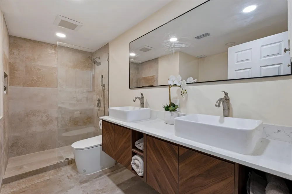 7142 Lakehurst Avenue Dallas, TX 75230