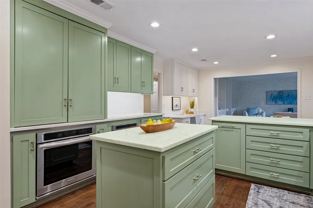 7142 Lakehurst Avenue Dallas, TX 75230