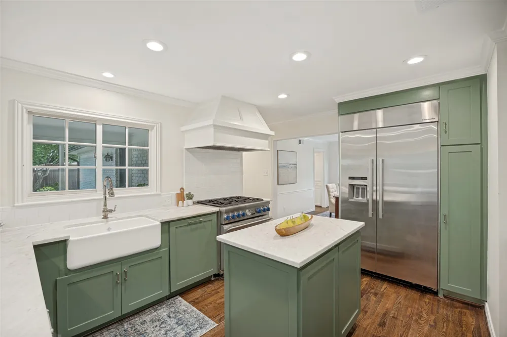 7142 Lakehurst Avenue Dallas, TX 75230
