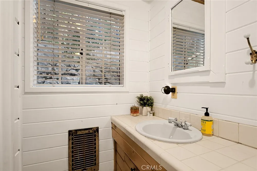 265 Flower Lake Arrowhead, CA 92352
