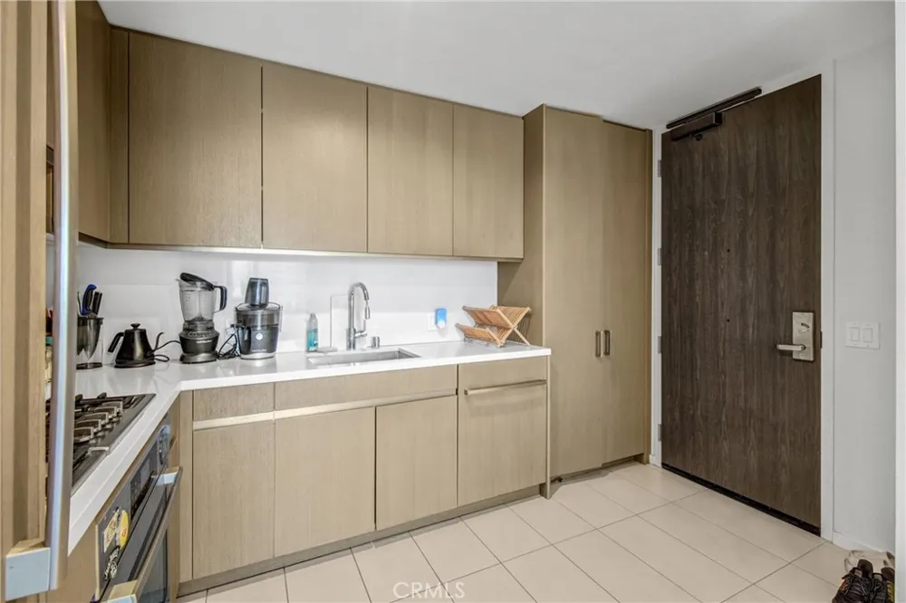 889 Francisco Street #1710 Los Angeles, CA 90017
