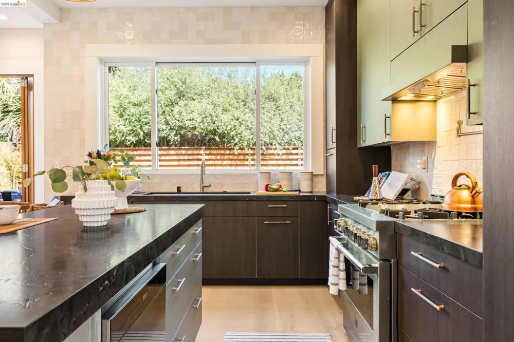 2619 Mathews St Berkeley, CA 94702
