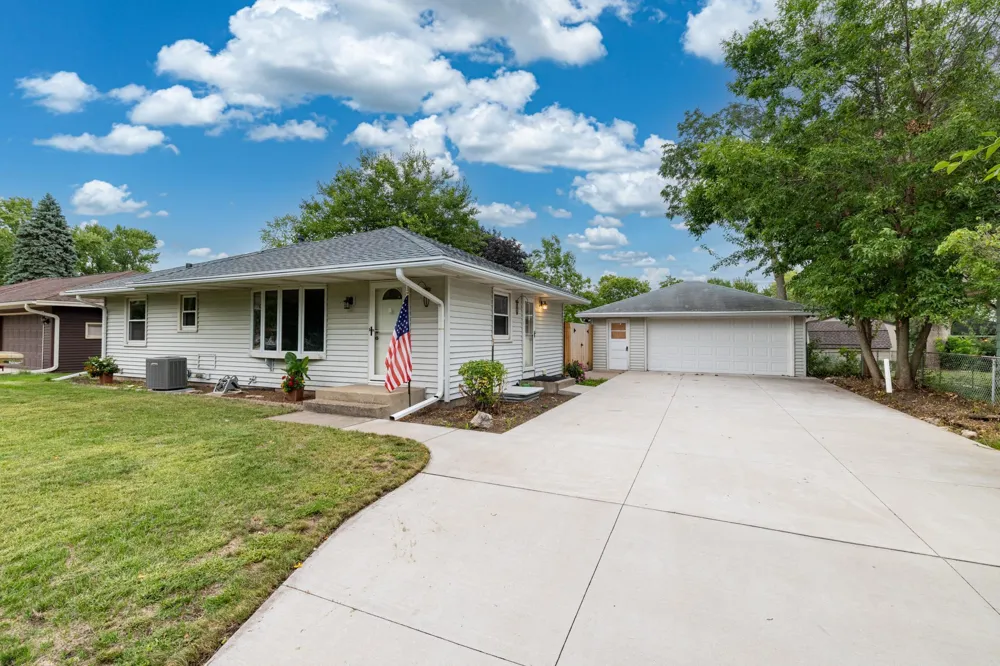 8739 Hadley Avenue S Cottage Grove, MN 55016