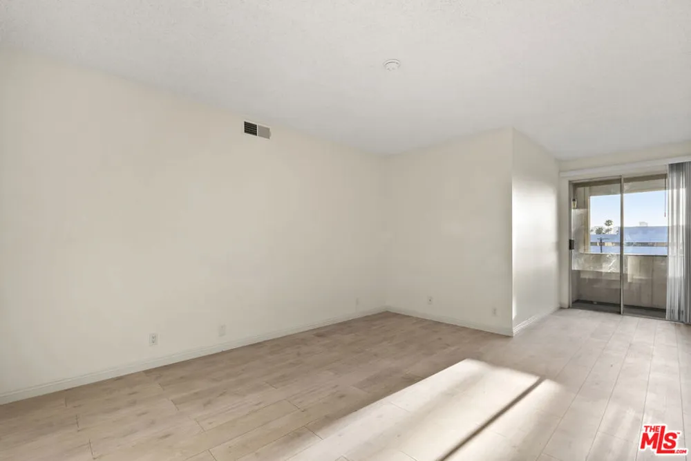112 HAMILTON DRIVE #305 Beverly Hills, CA 90211