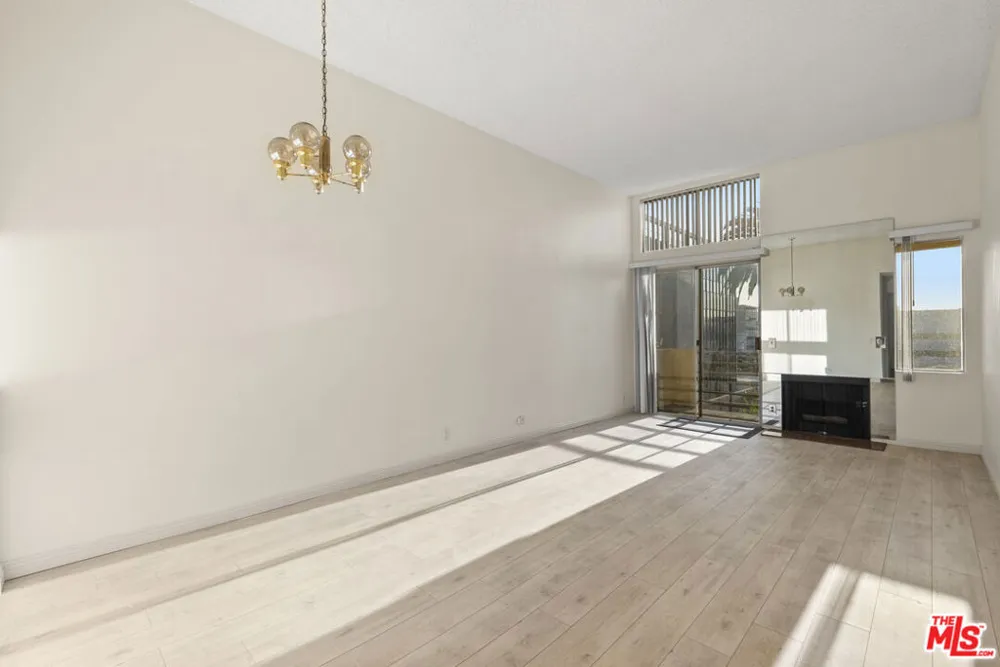 112 HAMILTON DRIVE #305 Beverly Hills, CA 90211